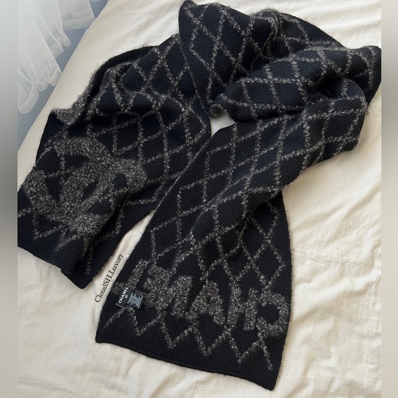Auth Chanel Classic CC Logo Gray Black Knit Cashmere Scarf - Picture 2 of 9